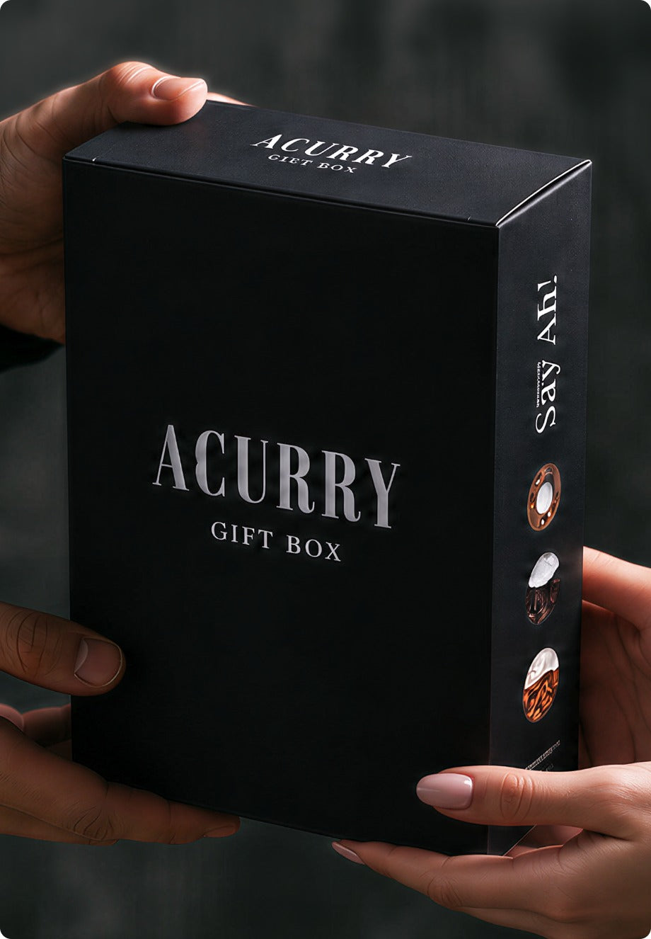 A CURRY ギフトボックスを大切な人へ手渡しする様子